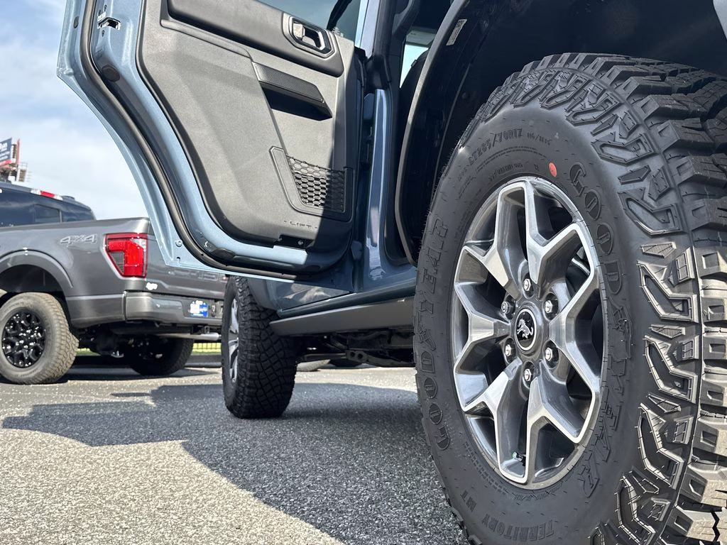 2025 Azure Gray Metallic Tri-Coat Ford Bronco Badlands 4X4 SUV