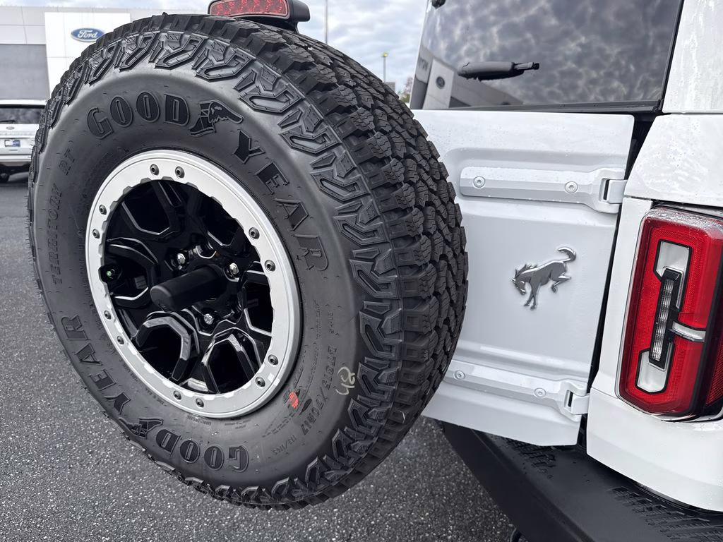 2025 Oxford White Ford Bronco Badlands 4X4 SUV