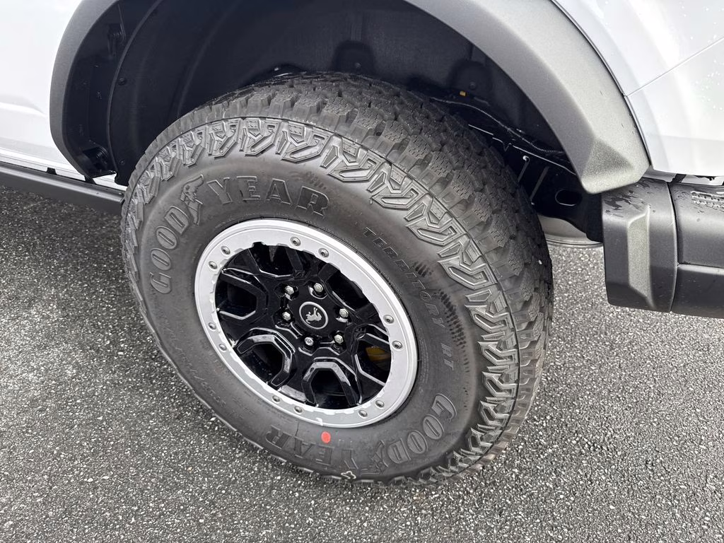 2025 Oxford White Ford Bronco Badlands 4X4 SUV