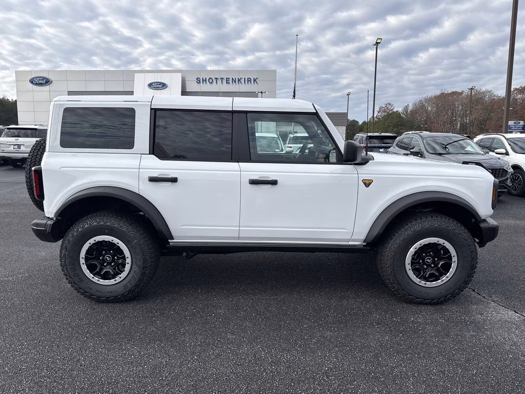 2025 Oxford White Ford Bronco Badlands 4X4 SUV