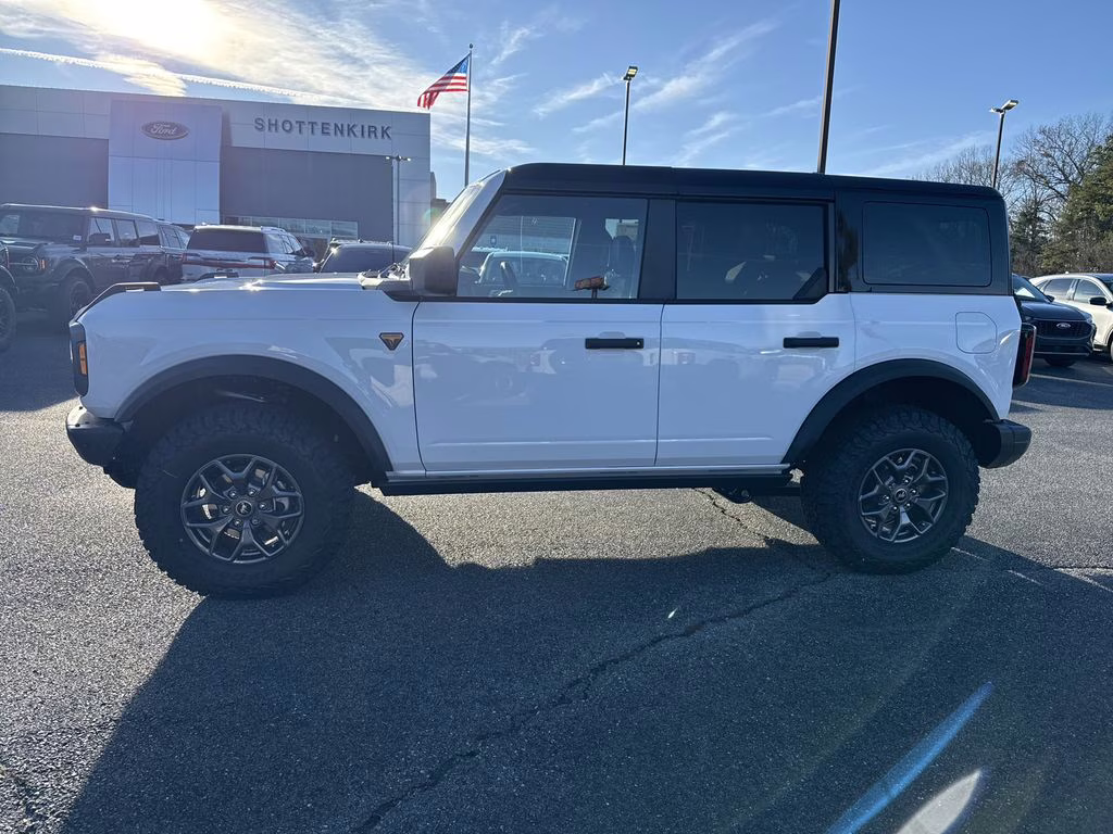 2025 Oxford White Ford Bronco Badlands 4X4 SUV