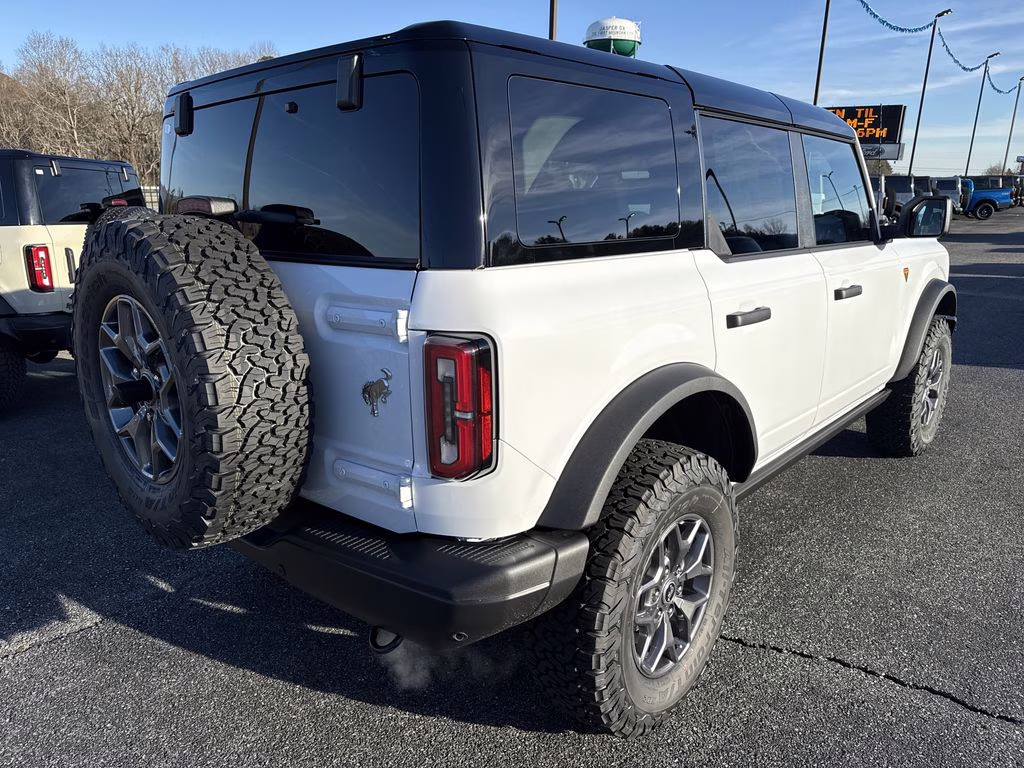 2025 Oxford White Ford Bronco Badlands 4X4 SUV