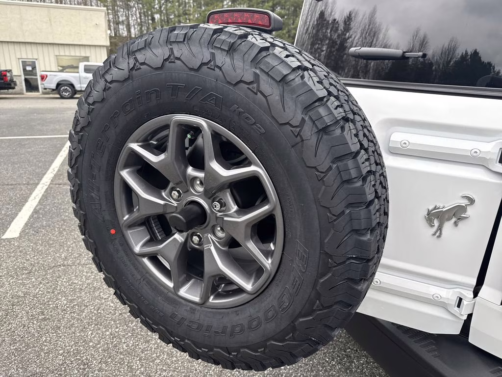 2025 Oxford White Ford Bronco Badlands 4X4 SUV
