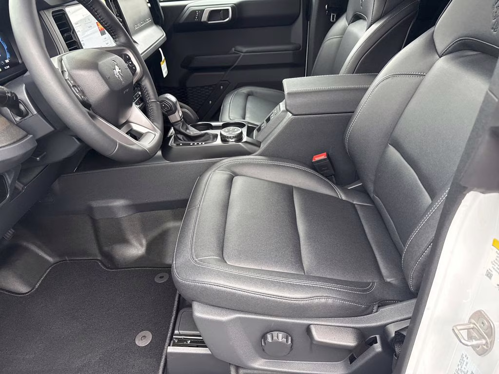 2025 Oxford White Ford Bronco Badlands 4X4 SUV