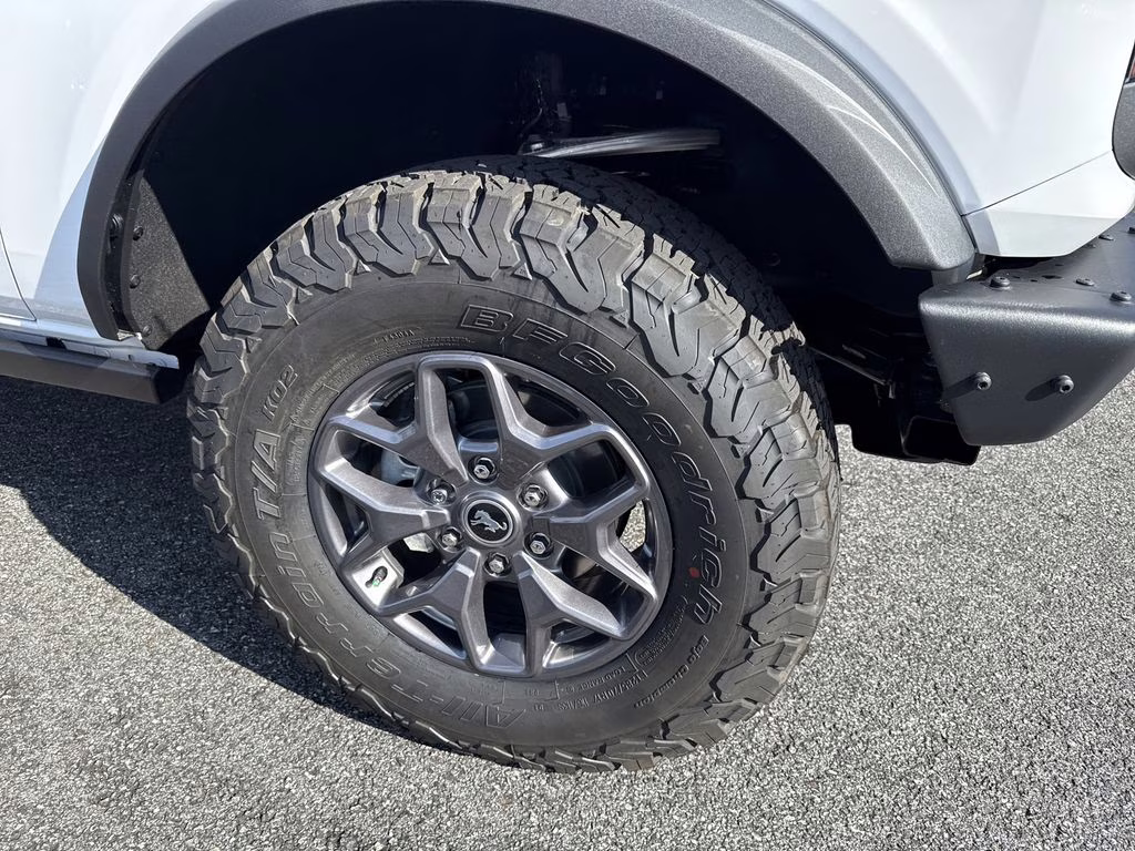 2025 Oxford White Ford Bronco Badlands 4X4 SUV
