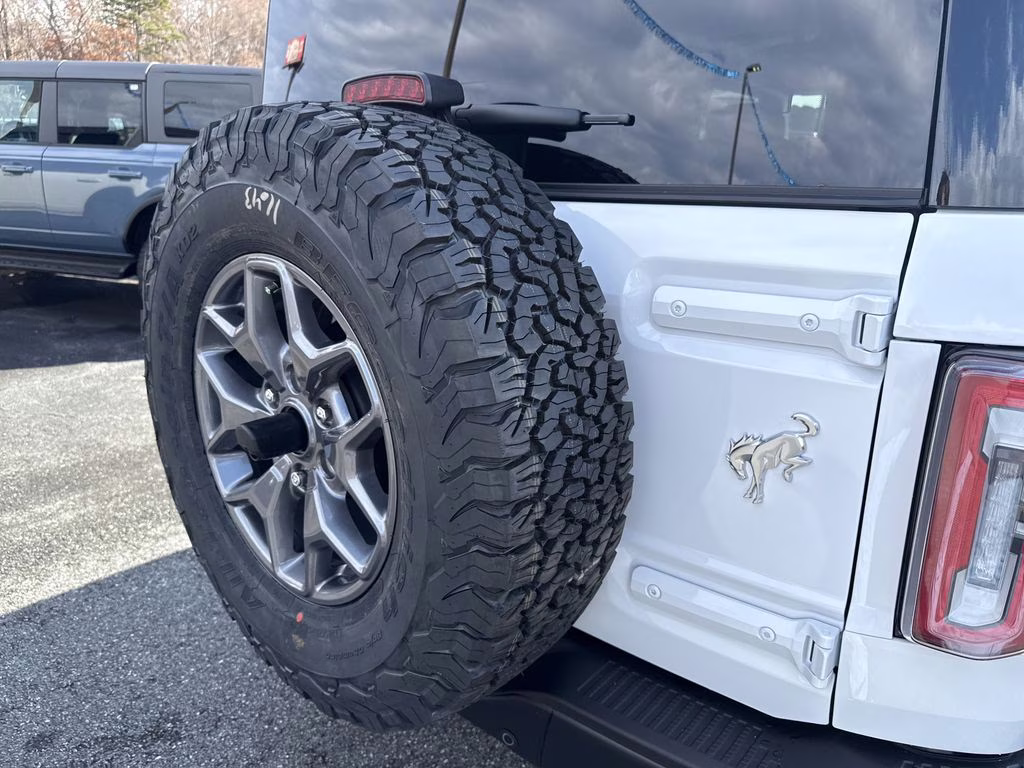 2025 Oxford White Ford Bronco Badlands 4X4 SUV