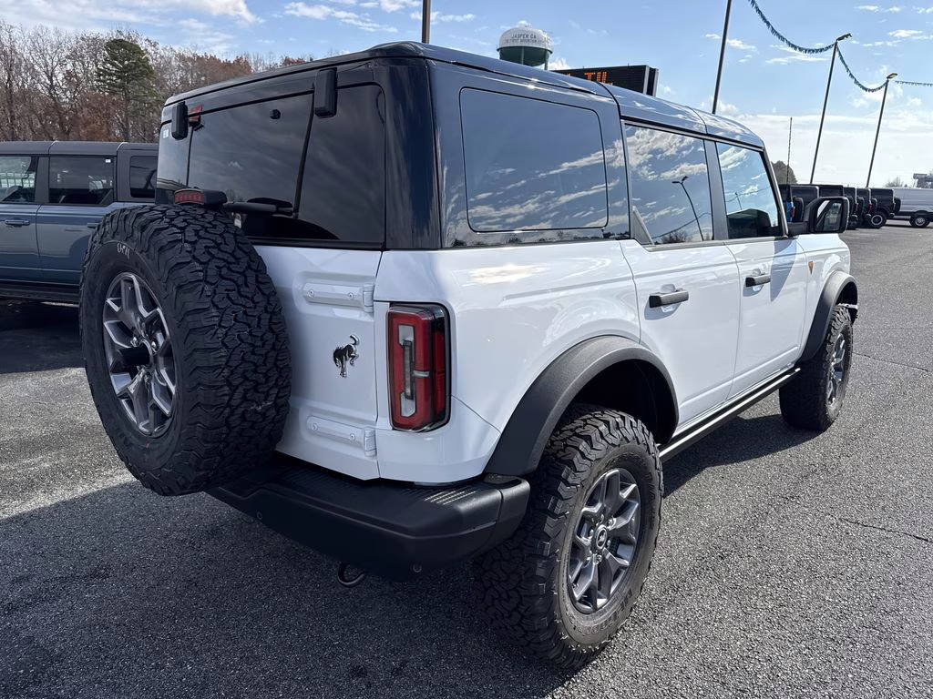 2025 Oxford White Ford Bronco Badlands 4X4 SUV