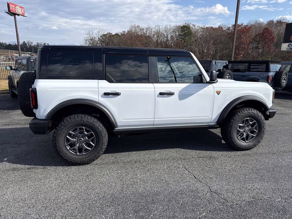 2025 Oxford White Ford Bronco Badlands 4X4 SUV
