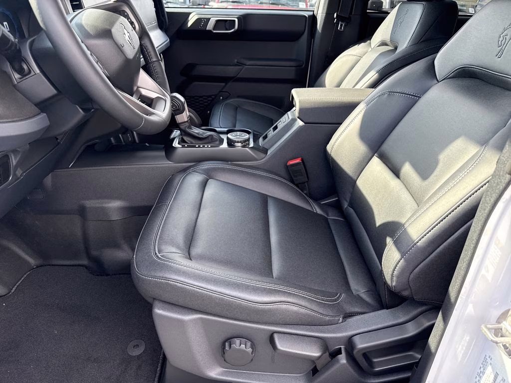 2025 Oxford White Ford Bronco Badlands 4X4 SUV