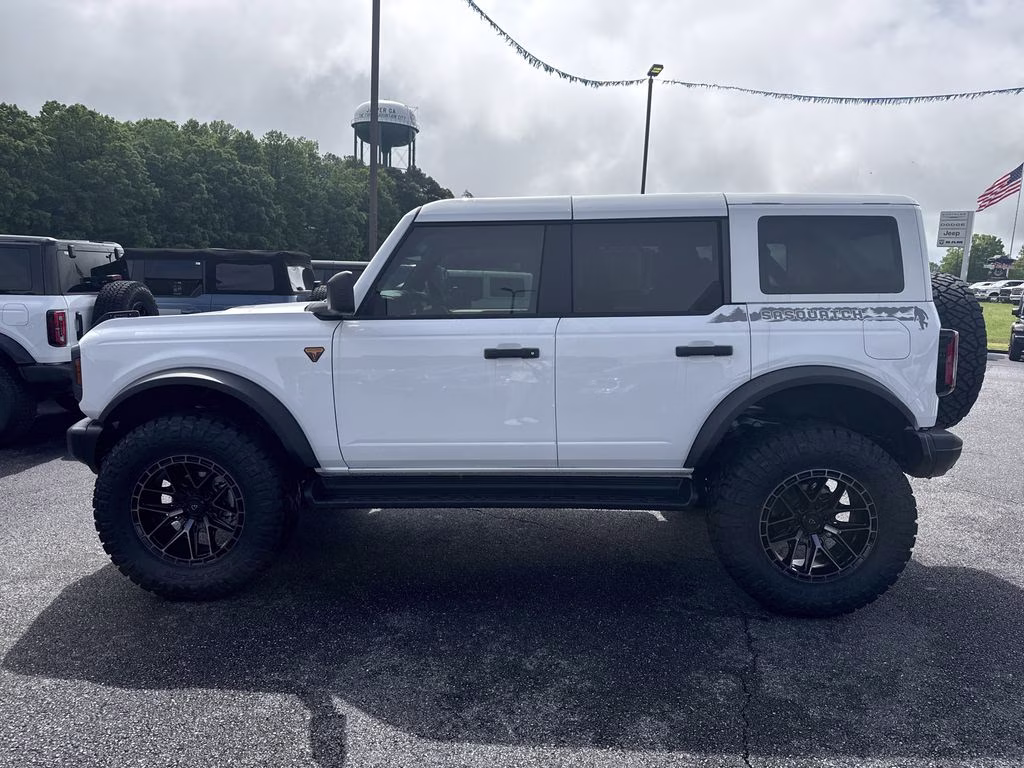 2025 Oxford White Ford Bronco Badlands 4X4 SUV