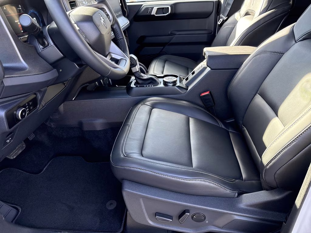 2025 Oxford White Ford Bronco Badlands 4X4 SUV