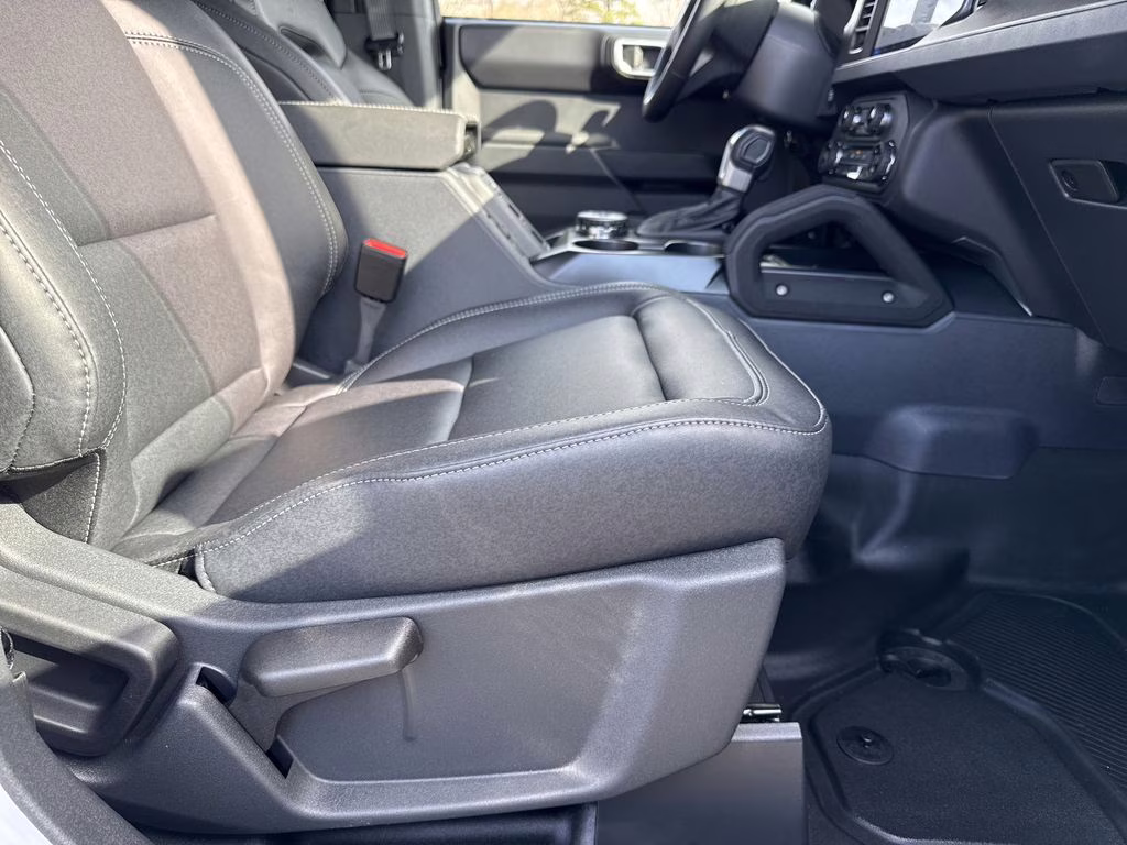 2025 Oxford White Ford Bronco Badlands 4X4 SUV