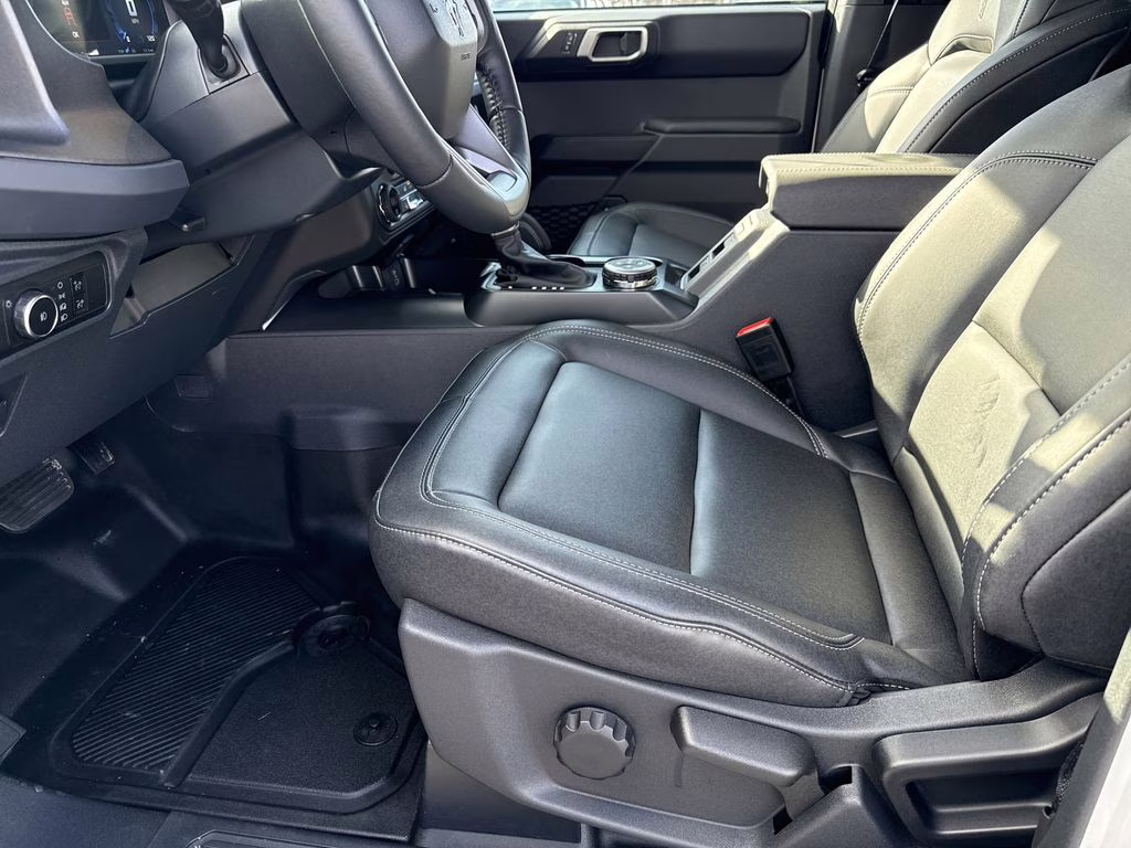 2025 Oxford White Ford Bronco Badlands 4X4 SUV