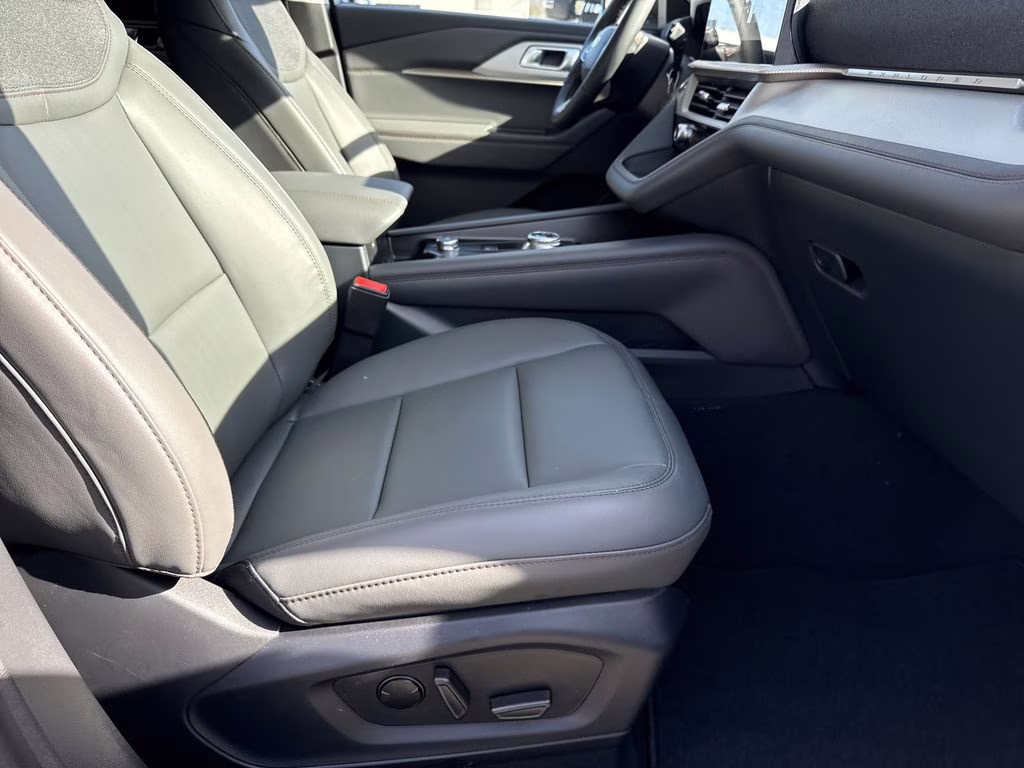 2026 Space White Metallic Ford Explorer Active RWD SUV