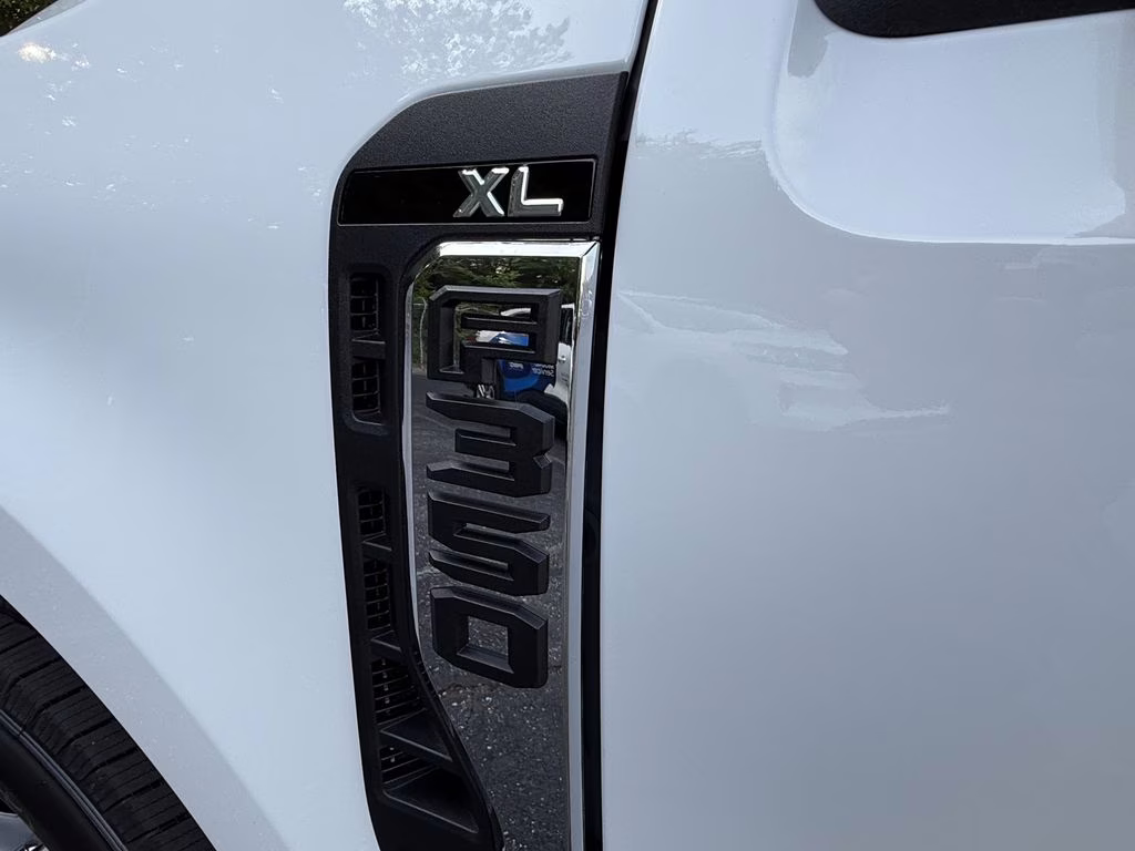 2026 Oxford White Ford Super Duty F-350 SRW XLT RWD Truck