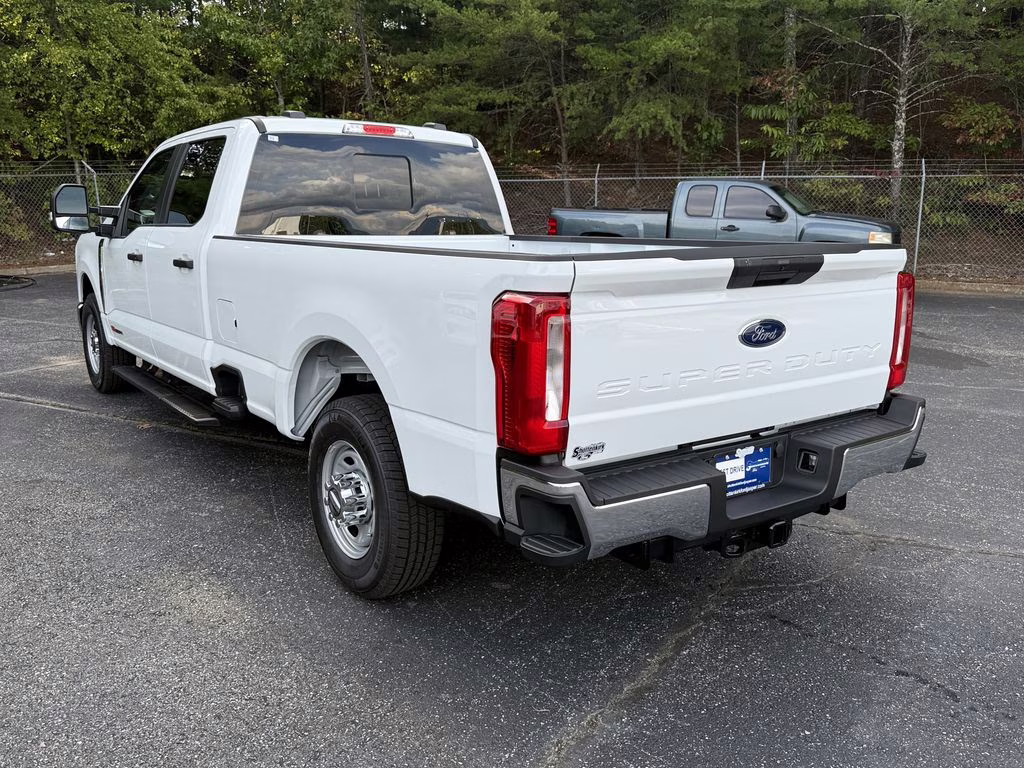 2026 Oxford White Ford Super Duty F-350 SRW XLT RWD Truck