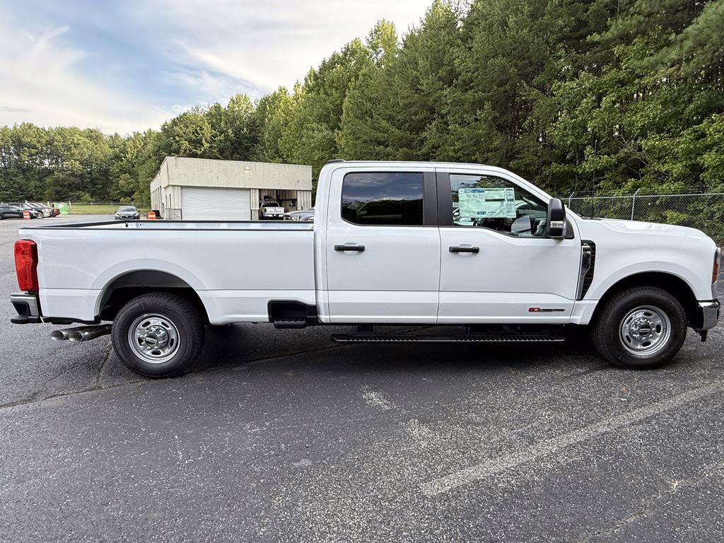 2026 Oxford White Ford Super Duty F-350 SRW XLT RWD Truck