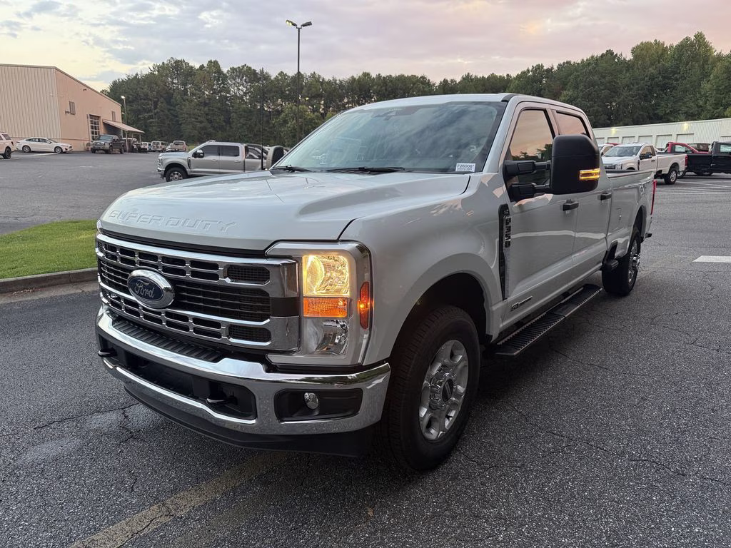 2026 Oxford White Ford Super Duty F-350 SRW XLT RWD Truck