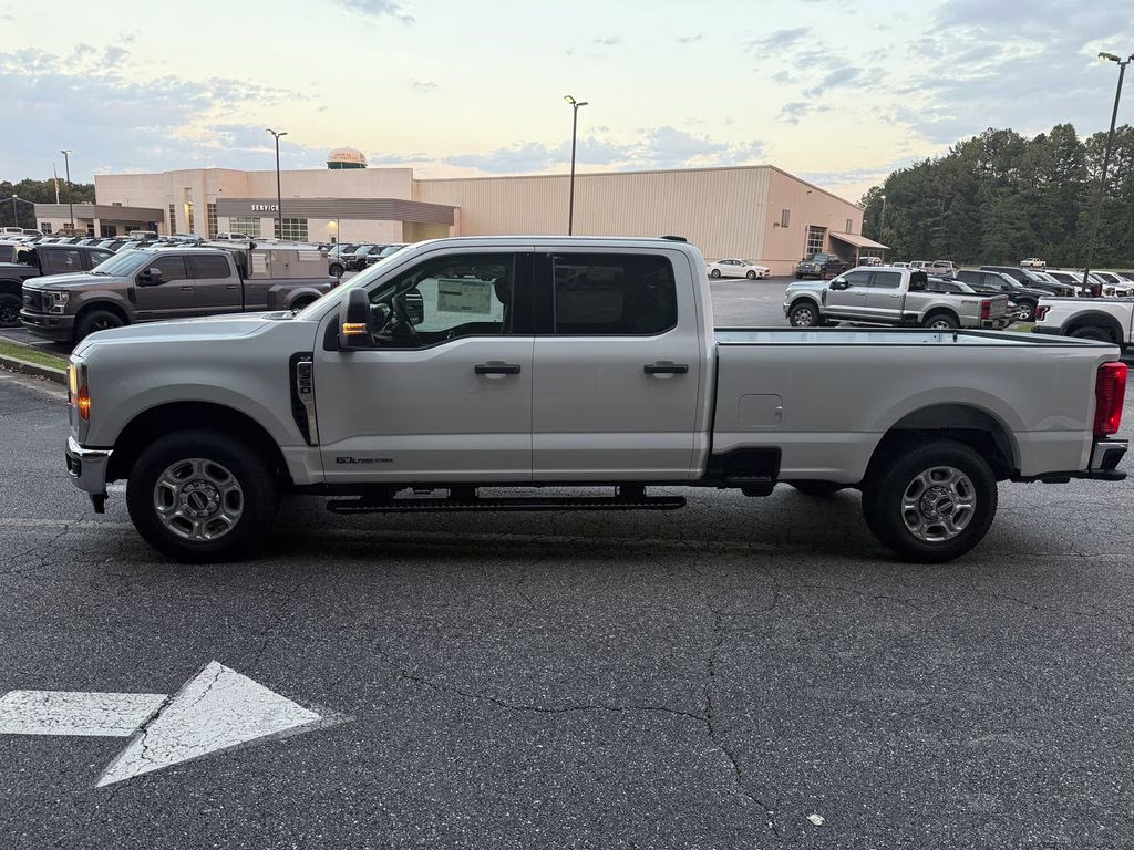 2026 Oxford White Ford Super Duty F-350 SRW XLT RWD Truck