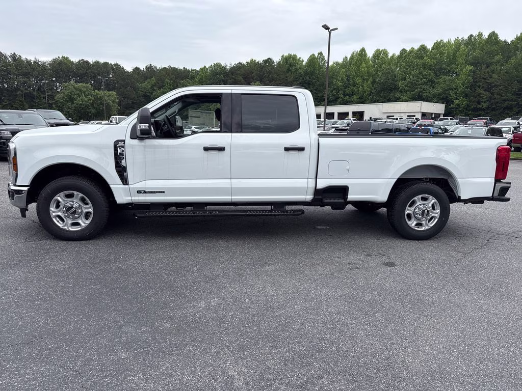 2026 Oxford White Ford Super Duty F-350 SRW XLT RWD Truck