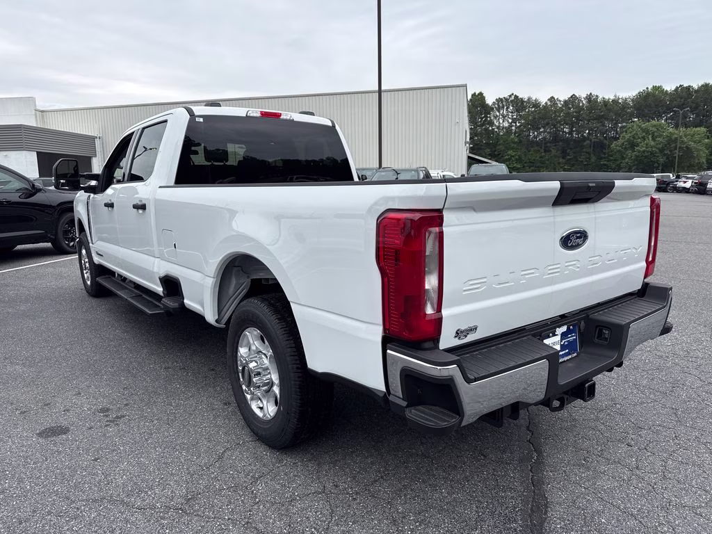 2026 Oxford White Ford Super Duty F-350 SRW XLT RWD Truck