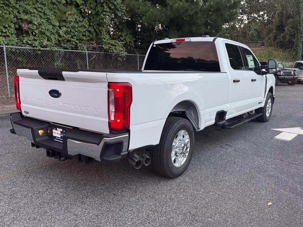2026 Oxford White Ford Super Duty F-350 SRW XLT RWD Truck