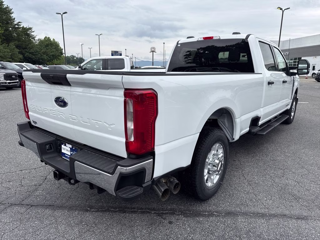 2026 Oxford White Ford Super Duty F-350 SRW XLT RWD Truck
