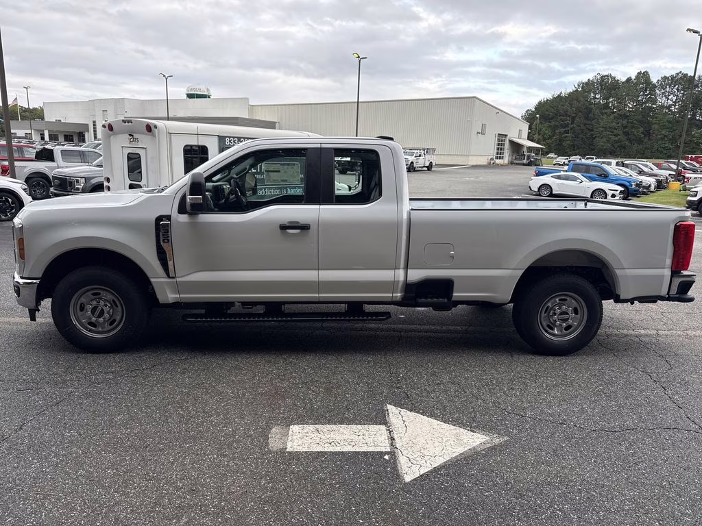 2026 Oxford White Ford Super Duty F-350 SRW XL RWD Truck