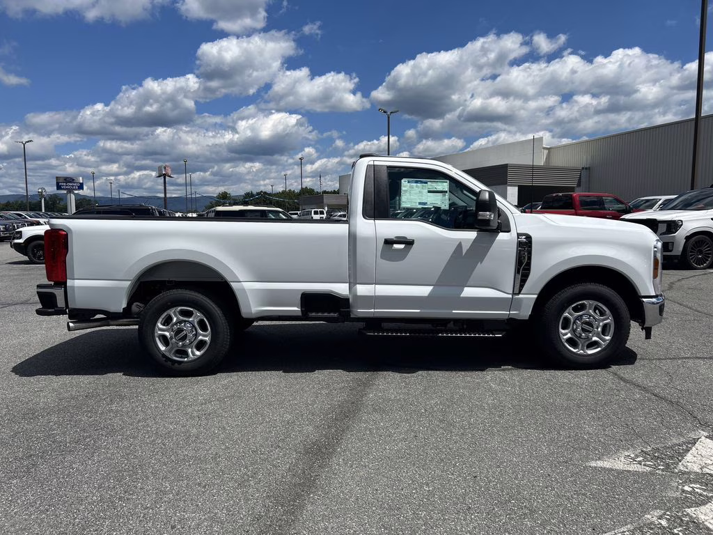 2026 Oxford White Ford Super Duty F-350 SRW XLT RWD Truck