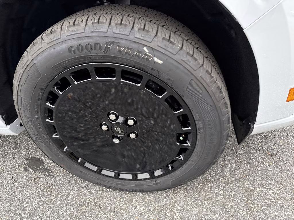 2026 White Metallic Ford Maverick Lobo Standard AWD Truck