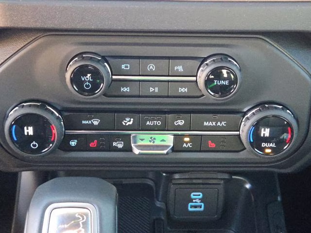 2025 Green Metallic Ford Bronco Outer Banks 4X4 SUV