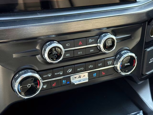 2026 Oxford White Ford Super Duty F-250 SRW Lariat 4X4 Truck