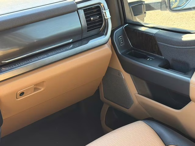 2025 White Metallic Ford Super Duty F-250 SRW Lariat 4X4 Truck