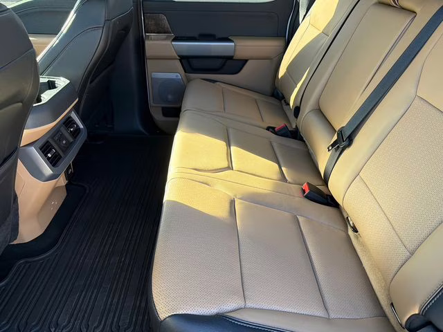 2025 White Metallic Ford Super Duty F-250 SRW Lariat 4X4 Truck