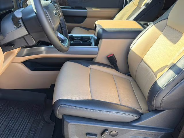 2025 White Metallic Ford Super Duty F-250 SRW Lariat 4X4 Truck