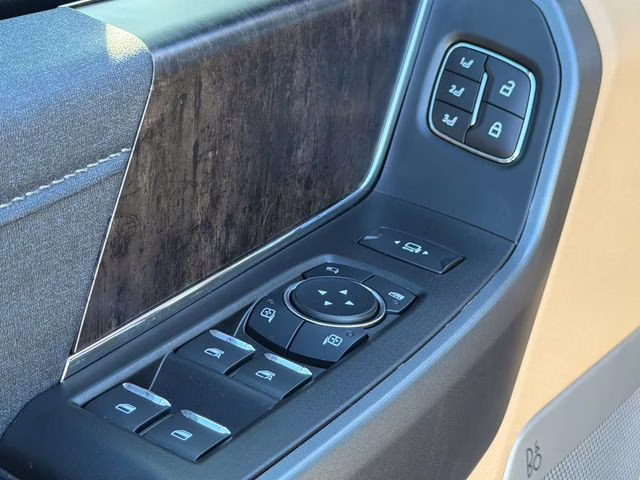 2025 White Metallic Ford Super Duty F-250 SRW Lariat 4X4 Truck