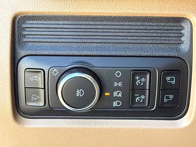 2025 White Metallic Ford Super Duty F-250 SRW Lariat 4X4 Truck