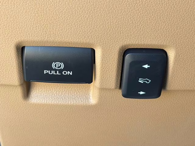 2025 White Metallic Ford Super Duty F-250 SRW Lariat 4X4 Truck