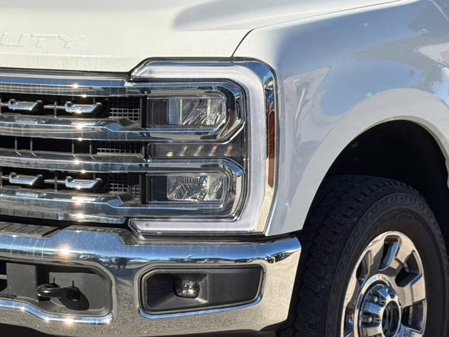 2025 White Metallic Ford Super Duty F-250 SRW Lariat 4X4 Truck