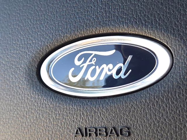 2026 Gray Metallic Ford Super Duty F-350 SRW Lariat 4X4 Truck