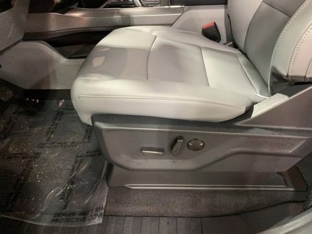 2025 Oxford White Ford F-150 Lightning Flash AWD Truck