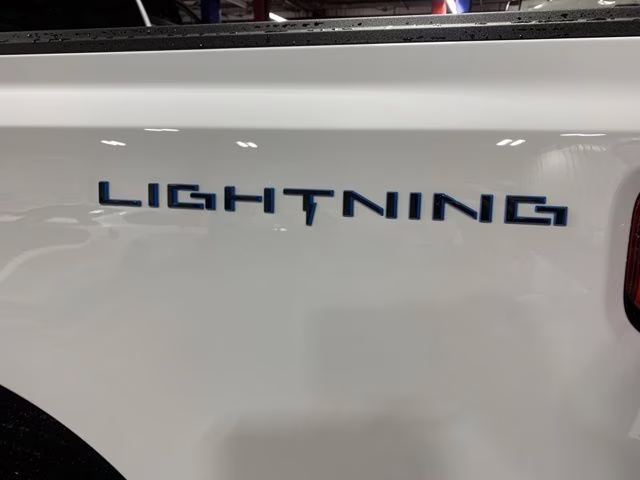 2025 Oxford White Ford F-150 Lightning Flash AWD Truck