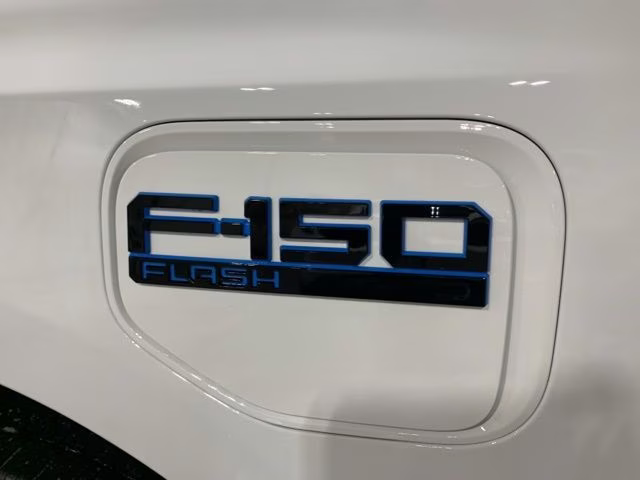 2025 Oxford White Ford F-150 Lightning Flash AWD Truck