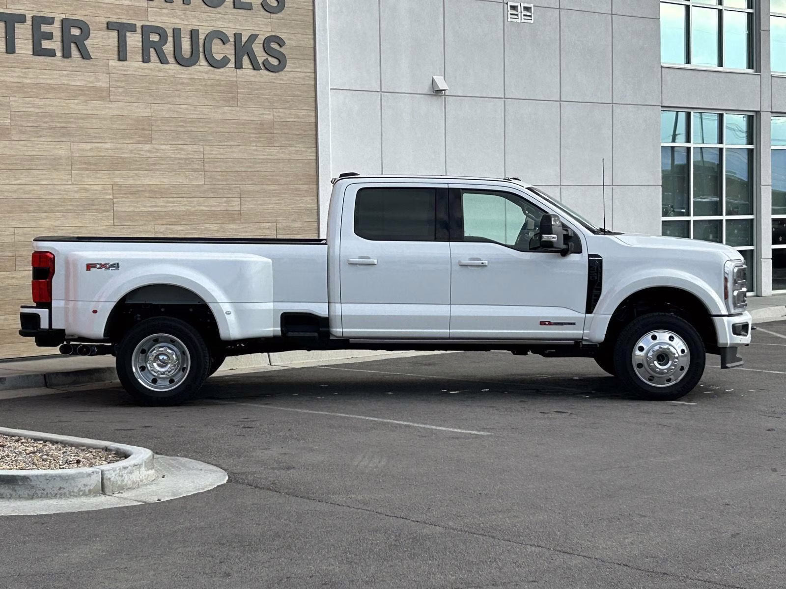 2025 Star White Metallic Tri-Coat Ford Super Duty F-450 DRW Platinum 4X4 Truck