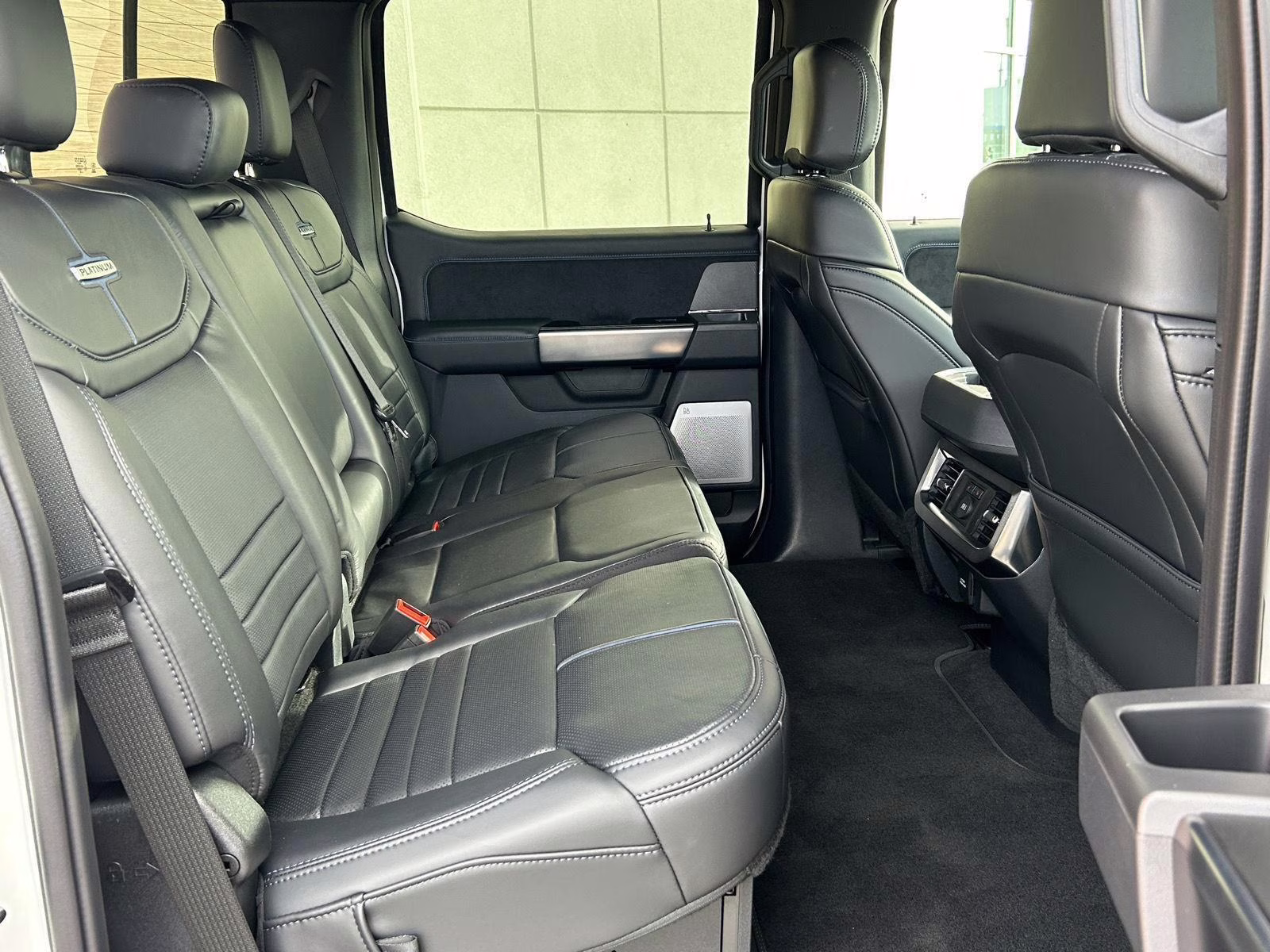 2025 Star White Metallic Tri-Coat Ford Super Duty F-450 DRW Platinum 4X4 Truck