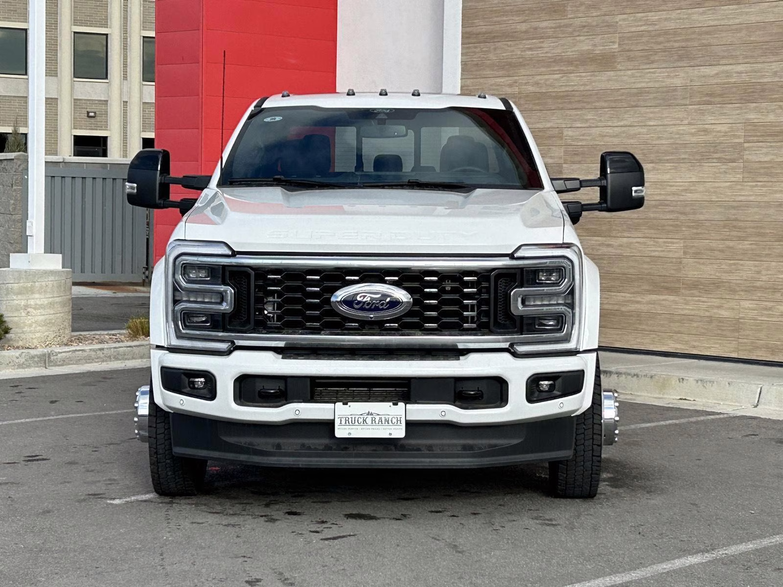 2025 Star White Metallic Tri-Coat Ford Super Duty F-450 DRW Platinum 4X4 Truck