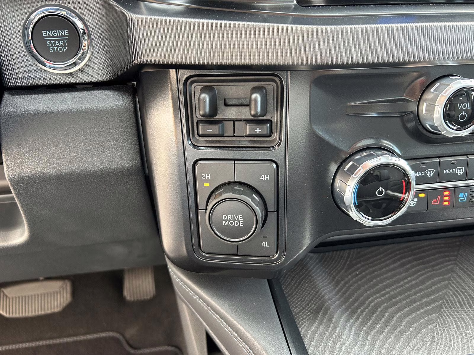 2025 Star White Metallic Tri-Coat Ford Super Duty F-450 DRW Platinum 4X4 Truck