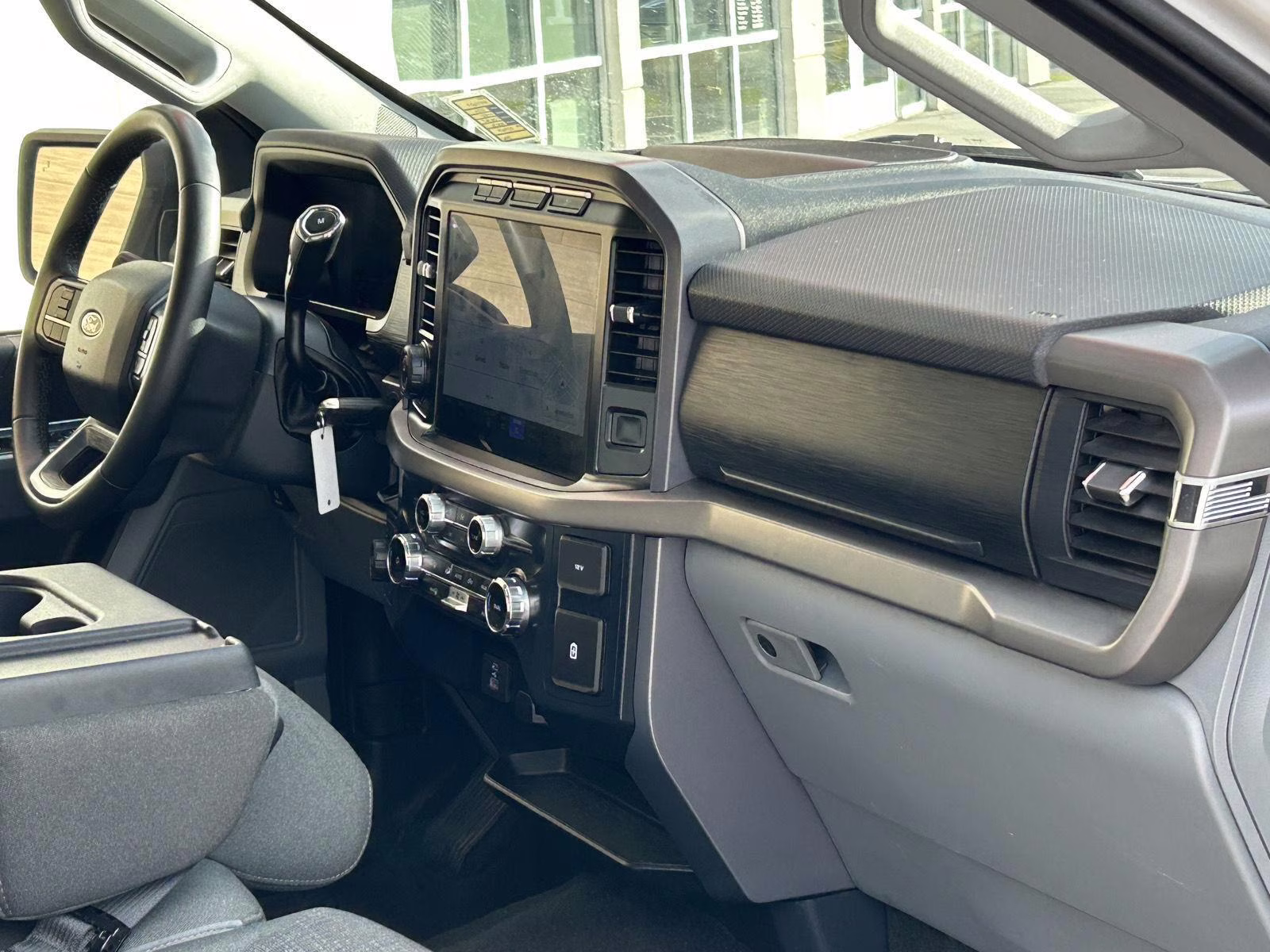 2024 Oxford White Ford F-150 XLT 4X4 Truck