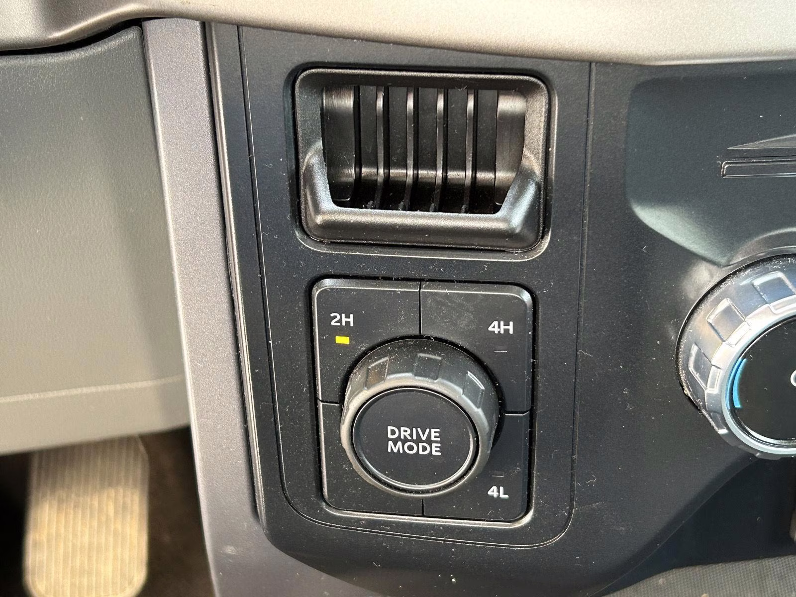 2024 Oxford White Ford F-150 XLT 4X4 Truck