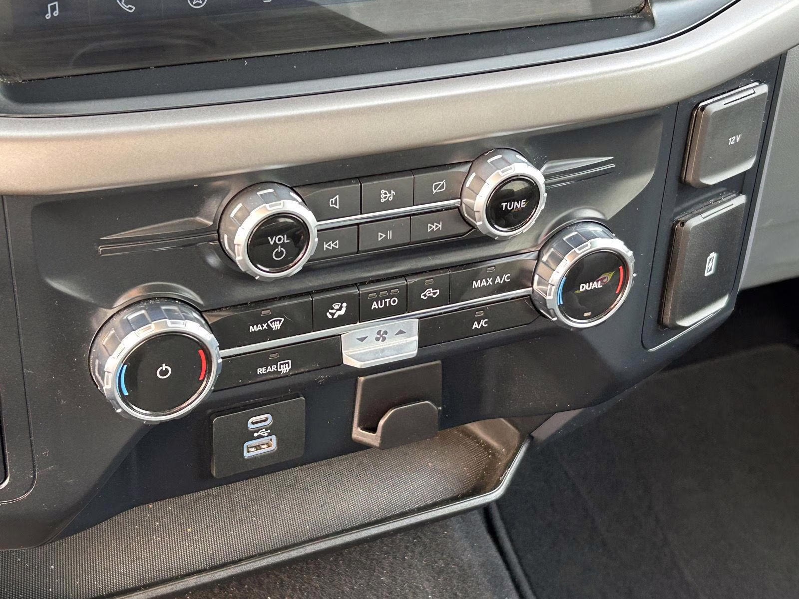 2024 Oxford White Ford F-150 XLT 4X4 Truck